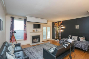 Movie Nights NEW 2 bd 2 5 bath Central 6 min DT